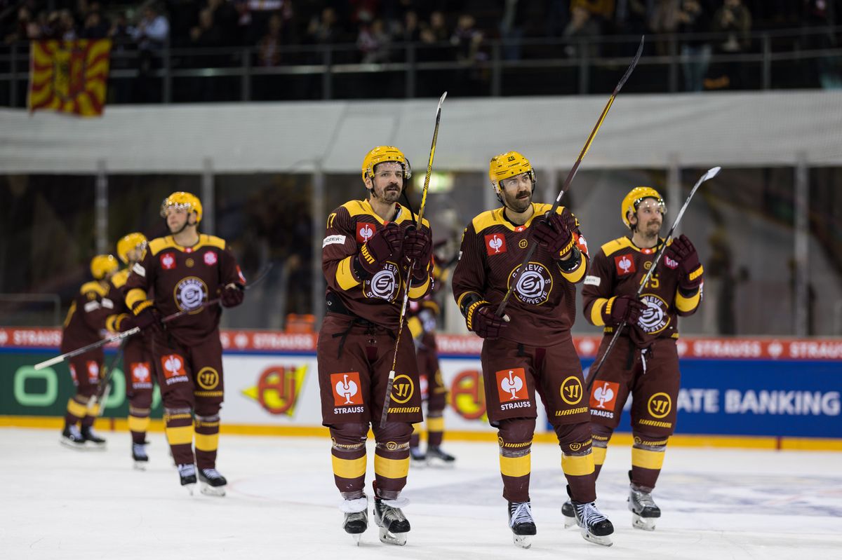Les joueurs saluent le public apres la victoire 3-1 synonyme de qualification pour les 1/4 de finale, Teemu Hartikainen (GSHC), Arnaud Jacquemet (GSHC), Daniel Winnik (GSHC), Sami Vatanen (GSHC), pendant le match entre le Geneve-Servette Hockey Club et les Red Bull Munich comptant pour le 1/8 de finale de la Champions Hockey League, le mercredi 22 novembre 2023 a la Patinoire des Vernets, a Geneve (Bastien Gallay / GallayPhoto)
