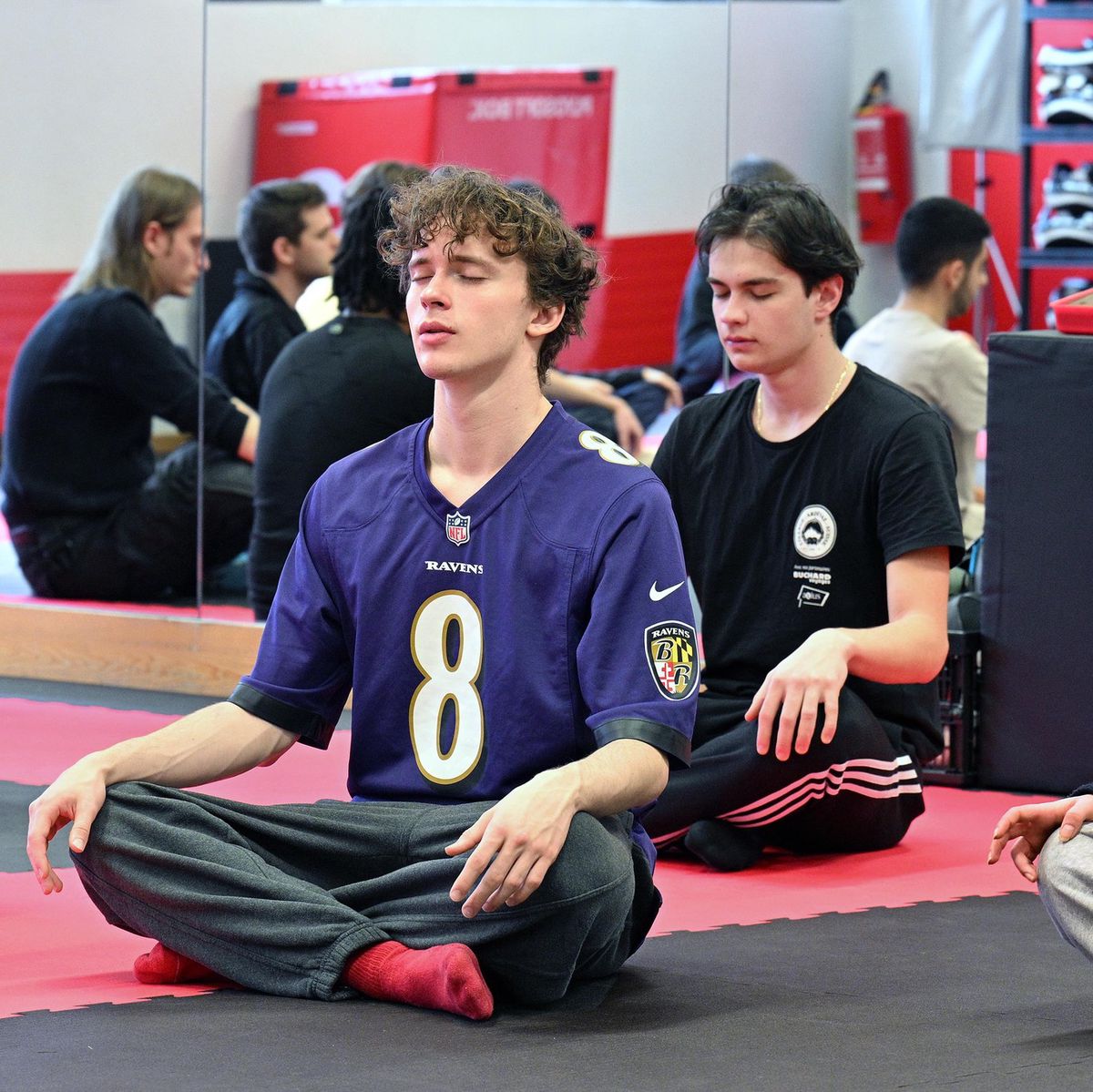 Olivier Knupfer, entraîneur et préparateur mental, dirige un cours de préparation mentale avec des élèves à Sion, pour gérer l’angoisse des examens.