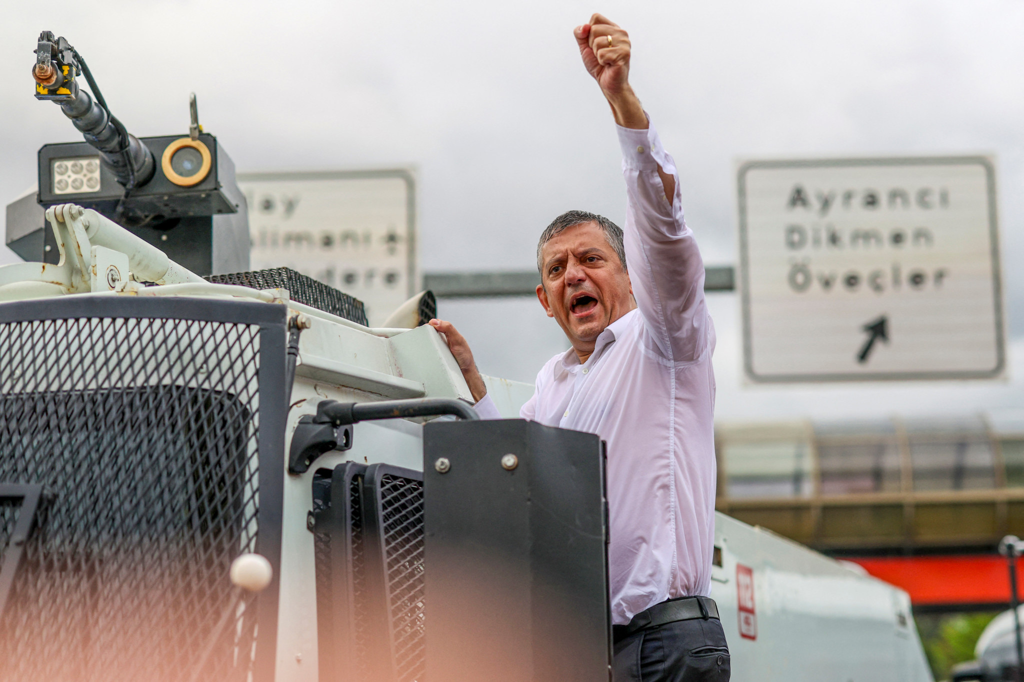 Reportage aus Ankara: Er läuft sieben Kilometer durch den Regen und reckt die Faust vom Wasser­werfer – doch Erdogan beindruckt das nicht