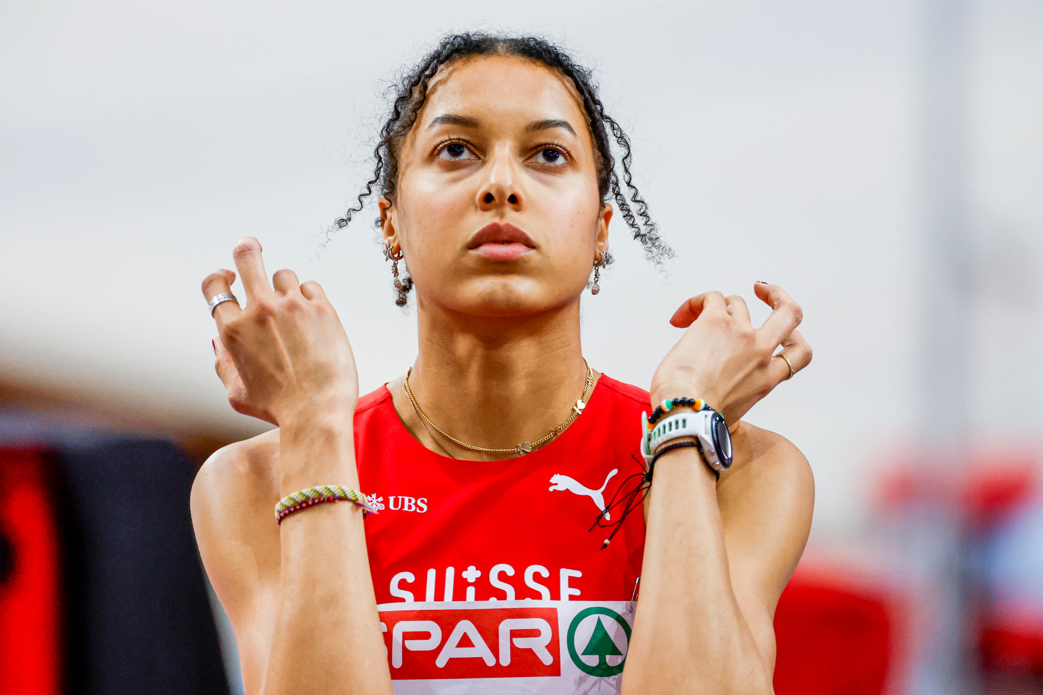Audrey Werro im Schweizer Dress mit «Suisse»-Aufdruck bei der Leichtathletik-Hallen-EM 2025 in Apeldoorn.