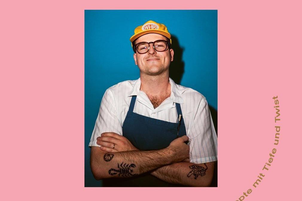 Buchcover mit dem Titel ’Noah Bachofen Wäärli Guät’. Ein Mann in einem gelben Hut und einer Schürze steht mit verschränkten Armen vor einem blauen Hintergrund. Unten steht ’Rezepte mit Tradition und Twist’. Herausgeber: AT Verlag.