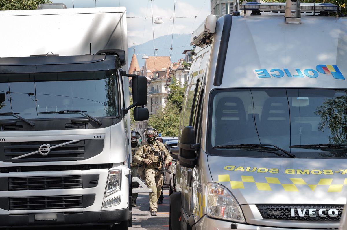 Le Groupe d’Intervention de la Police et des véhicules spécialisés sont présents à Genève, rue de Saint-Jean, après qu’un colis piégé a blessé un résident.