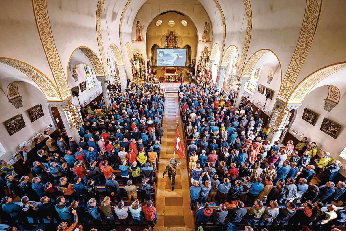 La plupart viennent avant tout chercher les dernières informations concernant leur course, mais le sentiment de se sentir dépassé par quelque chose de plus grand est commun. 