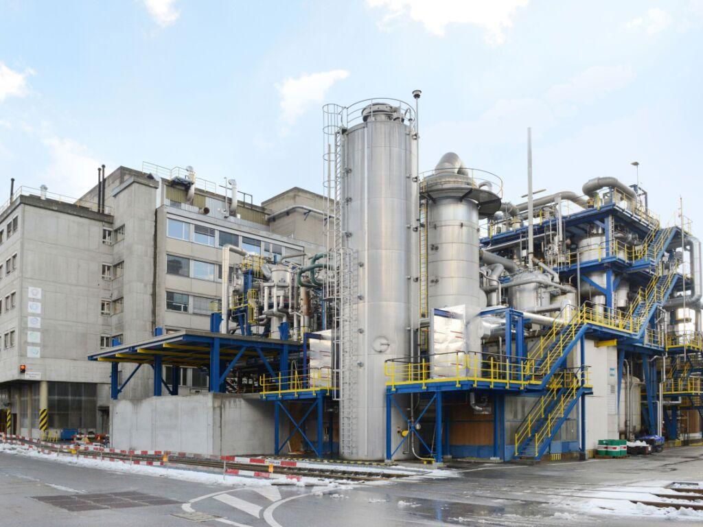 L'imposant catalyseur jouxte le bâtiment qui produit la vitamine niacine sur le site valaisan de Lonza à Viège.