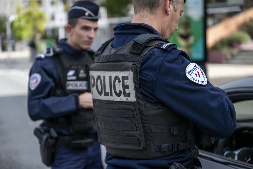 La police nationale française interpelle un automobiliste