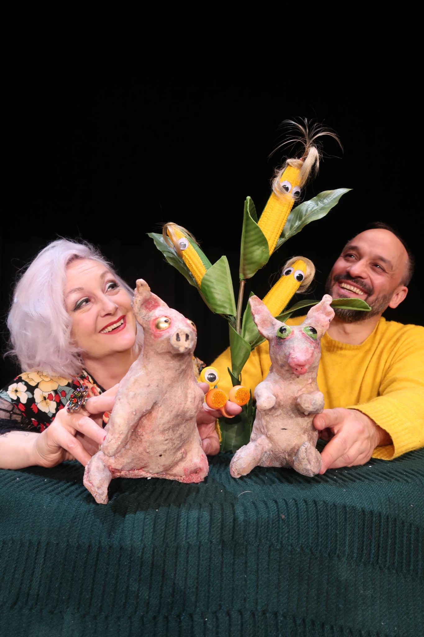 Erdferkel sind so lieb. Aber sind sie es wirklich? Andrea Fischer Schulthess und Adrian Schulthess mit ihren Figuren.