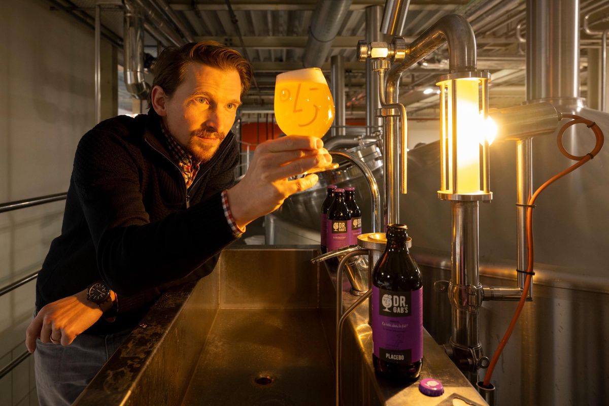 Lausanne, le 12 JANVIER 2023, L'ARRIVEE D'UNE NOUVELLE LEVURE QUI ARRETE LA FERMENTATION à 0,5% D'ALCOOL A PERMIS AUX BRASSERIES ARTISANALES DE BOUSCULER LE MARCHE. ICI, CHEZ DR. GABS AVEC L'UN DE SES FONDATEURS, RETO ENGLER. ©FLORIAN CCELLA/24HEURES
