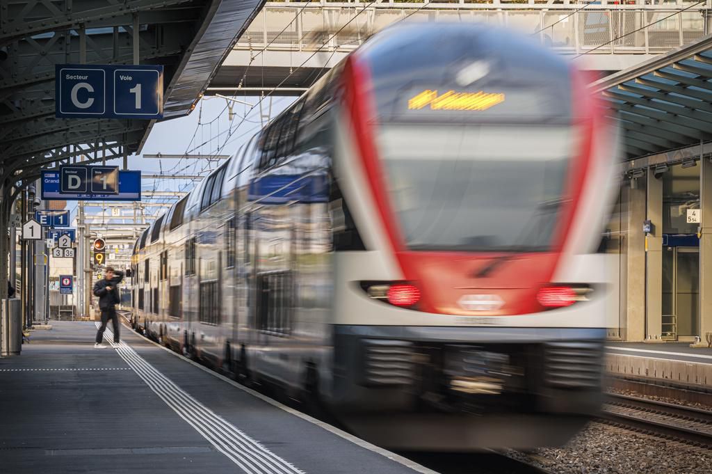 Un train en mouvement part de la gare CFF de Renens vers Lausanne, photographié le 9 décembre 2024, avant les nouveaux horaires CFF 2025.