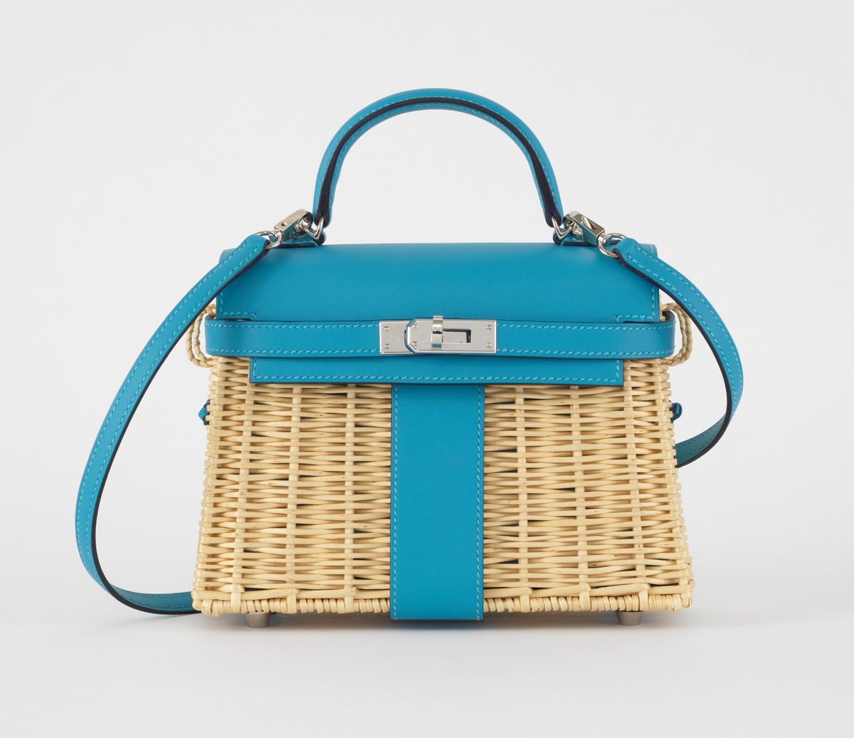 Un très rare Hermès pique-nique Kelly 20 en osier et cuir swift bleu du Nord. Il est déjà estimé à plus de 15’000 francs.