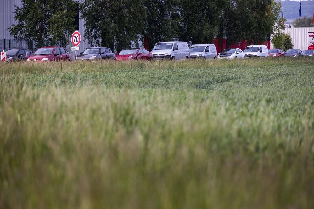 Une file de voitures attend au feu rouge à la sortie de Viry, en direction de Soral. (Archive)
