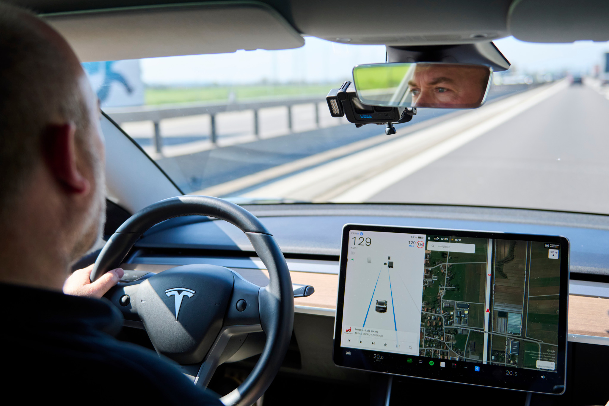 Meilenstein für US-Autohersteller: Tesla erhält erste Zulassung für vollständig autonomes Fahren in Europa – was heisst das für die Schweiz?