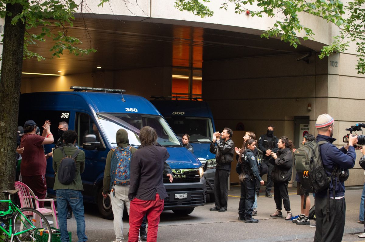Suisse, Genève, le 14 mai 2024. La police évacue les étudiants à UniMail.