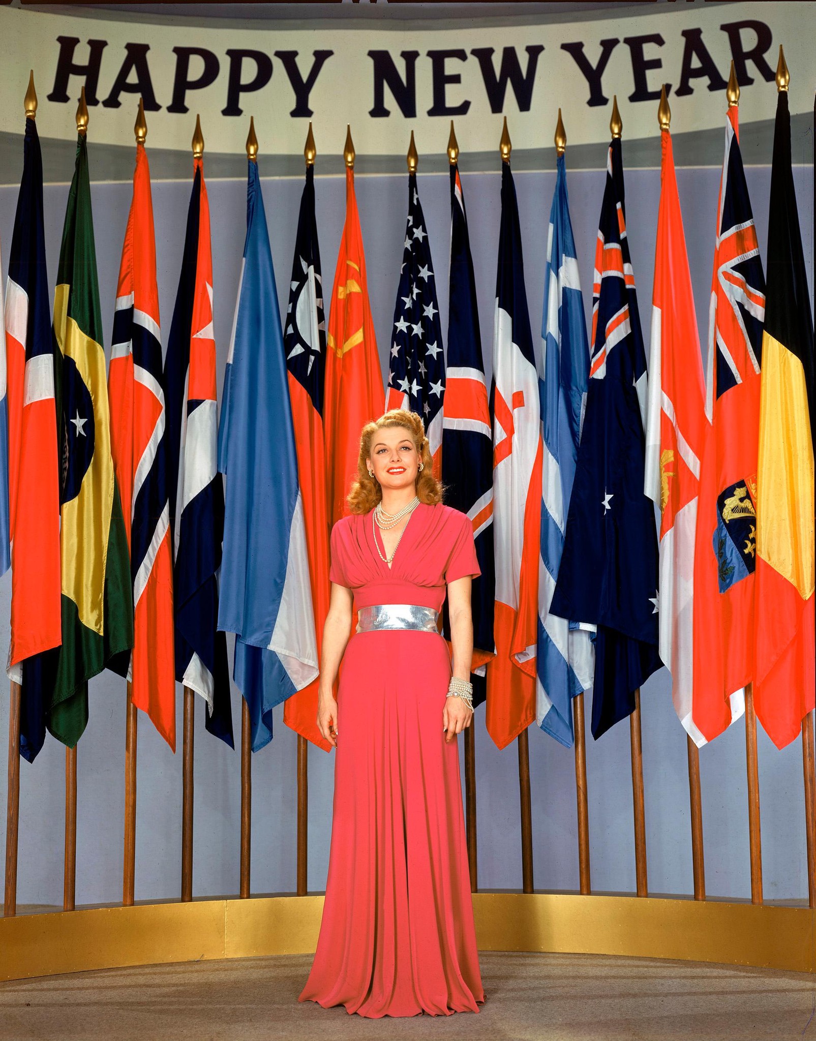 Nouvel An patriotique pour cette rousse de la Warner, qui vit alors ses belles années.  On a vu Ann chez Raoul Walsh, chez Howard Hawks, chez Leo McCarey ou chez Michael Curtiz. Sa firme en avait fait «The Oomph Girl», ce qui ne voulait pas dire grand chose. Les années 1950 seront fatales à l’actrice. Oubli.