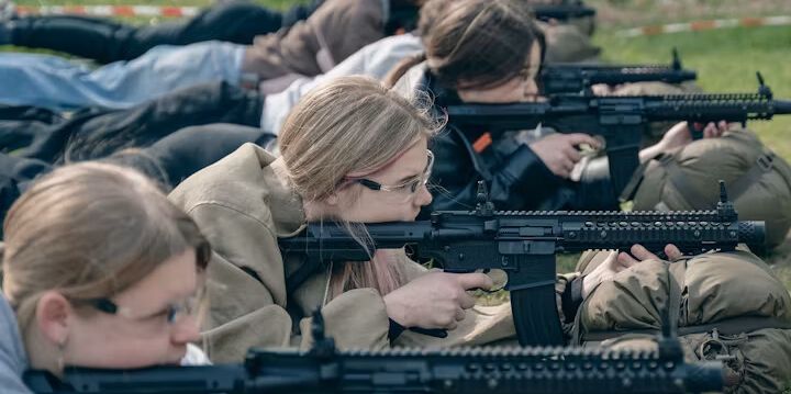 Verteidigungsunterricht-in-Lettland-Wir-sind-die-Nachbarn-eines-Landes-das-ein-anderes-angegriffen-hat-Warum-lettische-Teenager-schiessen-lernen
