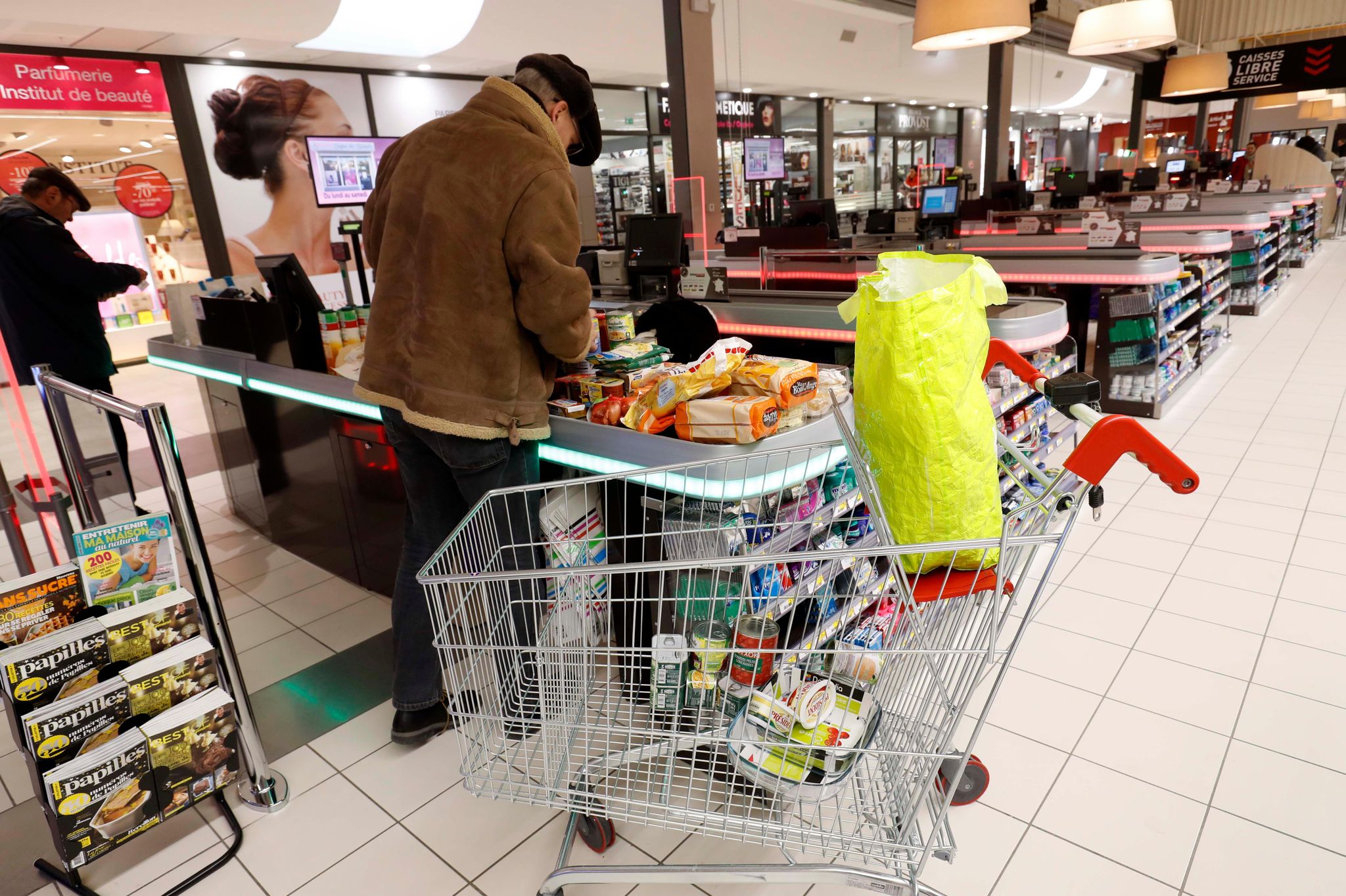 L’ouverture des frontières a été accompagnée du retour du tourisme d’achat. Ici au Supermarché Intermarché du centre commercial Shopping Léman à Thônon. 