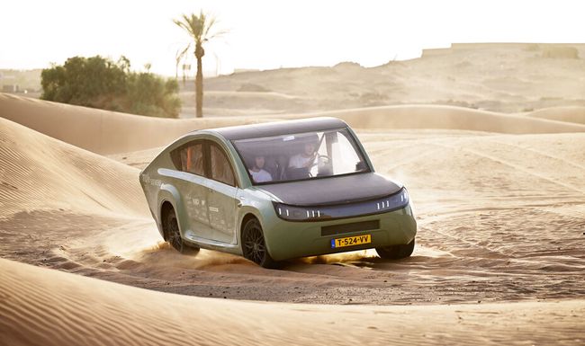 Dieser kakifarbene Geländewagen fährt weder mit Benzin noch Strom aus der Steckdose – er fährt komplett mit Sonnenenergie. 
