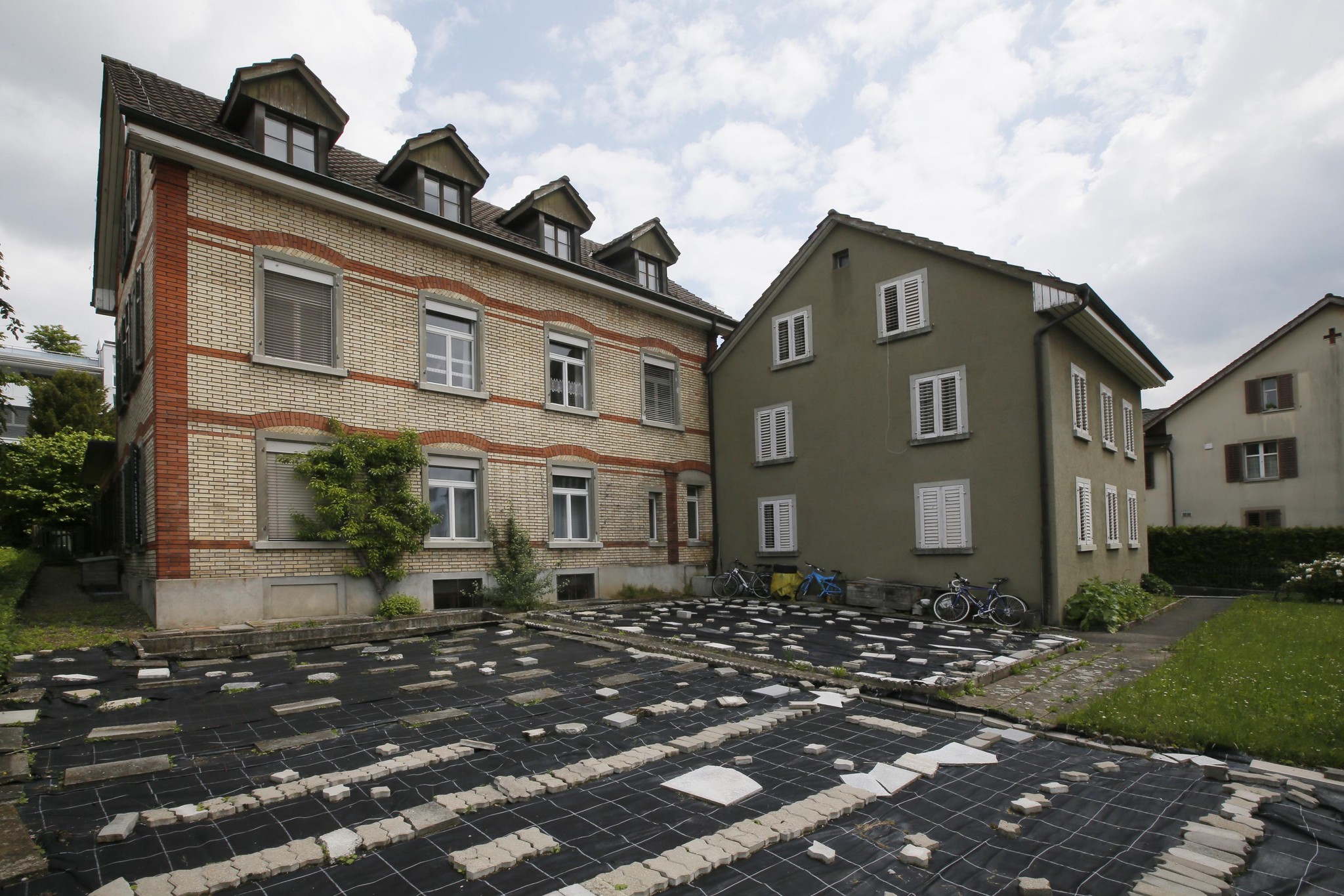 Die alte Seidenweberei an der Bahnhofstrasse 13 in Wallisellen steht vor einer unsicheren Zukunft.