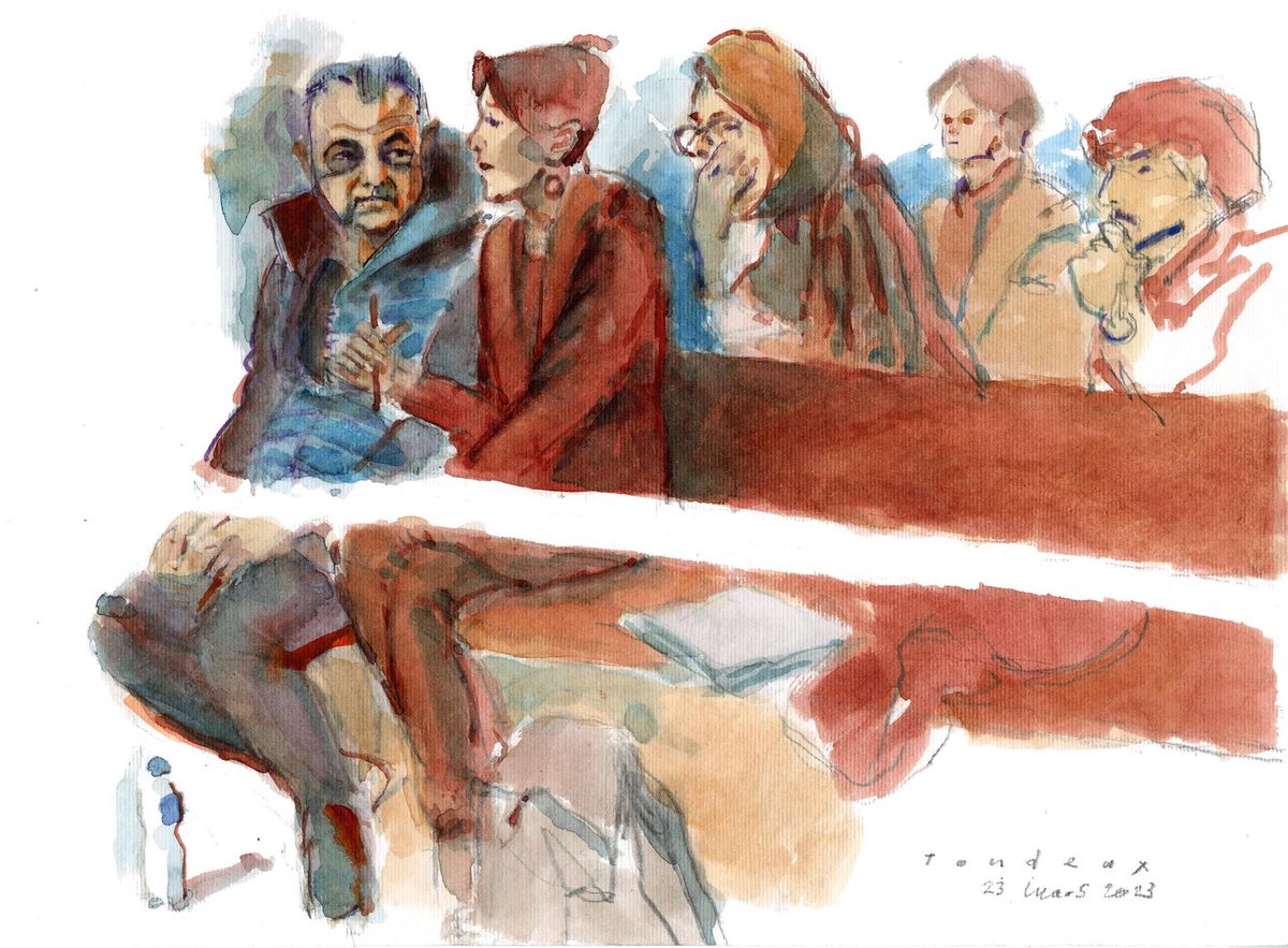 À gauche, le Polonais écoute l’interprète devant ses avocats. Au fond de la salle, la septuagénaire qui a permis l’arrestation assiste aux débats.