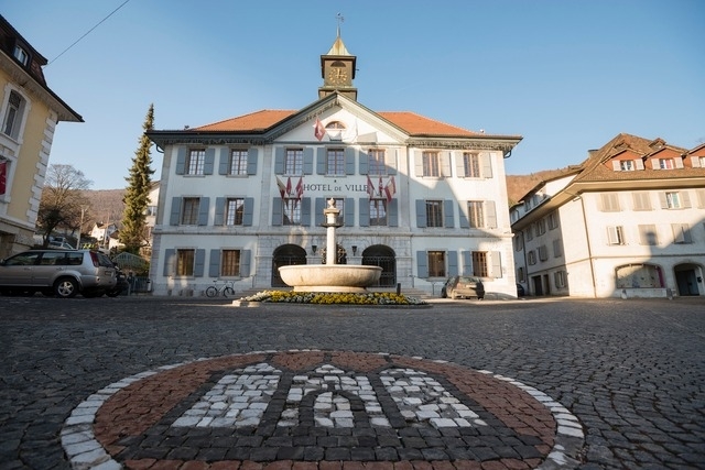 Une vue de l'Hôtel de ville de Moutier (BE). (Photo d'illustration)