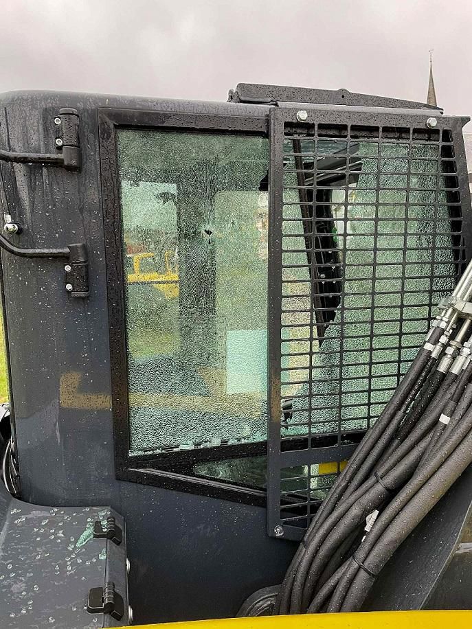 La cabine d’un des engins vandalisés.