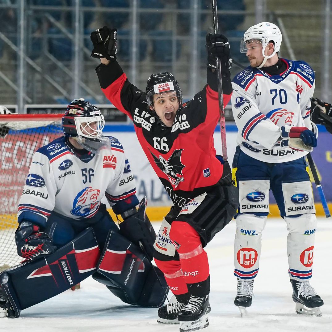 Gianluca Barbei von EHC Basel jubelt nach Tor während des Sky Swiss League Playoffs gegen GCK Lions in Basel.