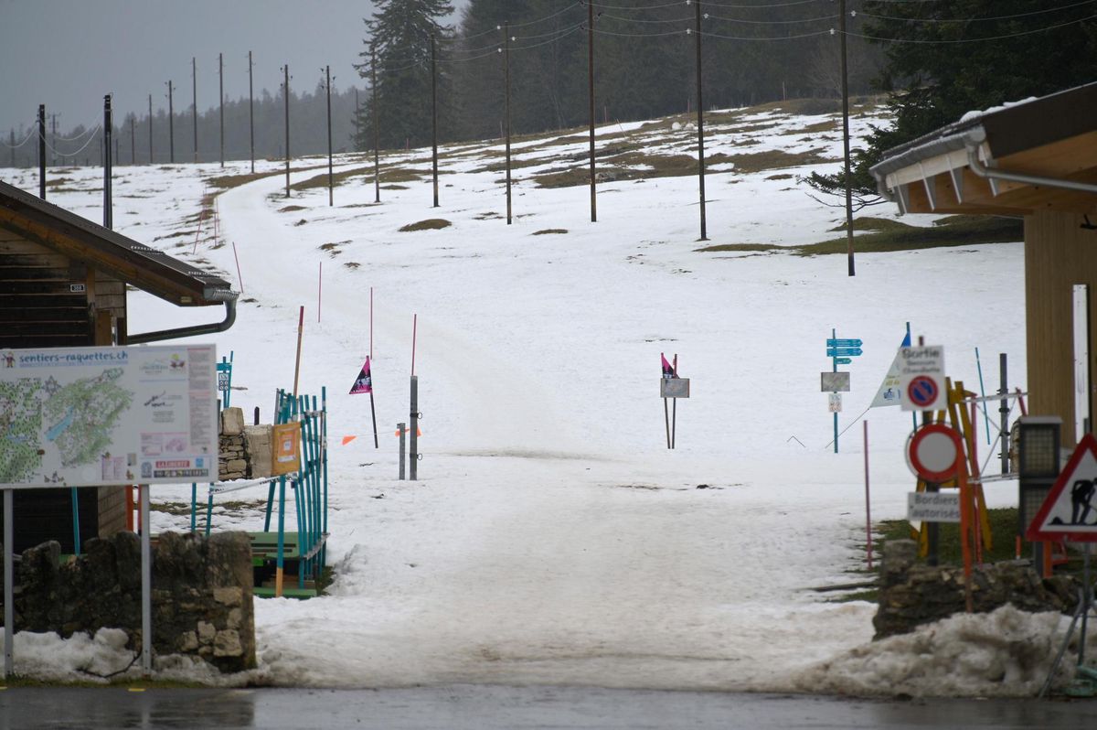 Pluie et fonte de la neige ont fait fuir les skieurs. Ici une des pistes de ski de fond au col du Mollendruz, ce lundi 27  décembre 2021.
