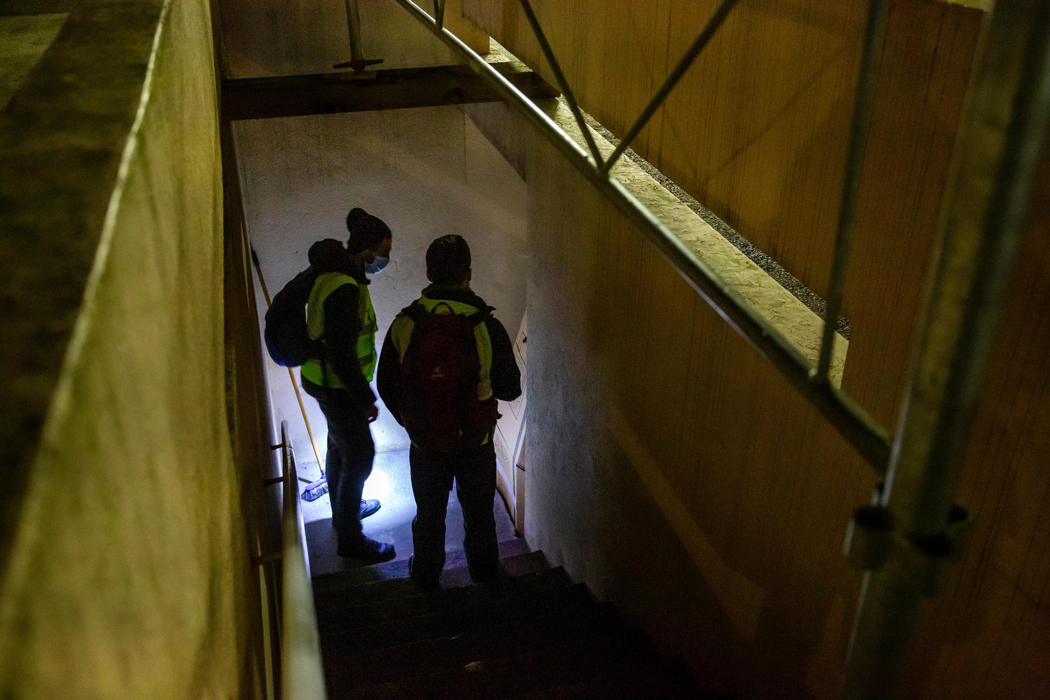 Genève, le 4 février 2021. Au milieu d’un chantier de la Rive gauche, une volée de marches conduisant à la cave. Derrière les cartons qui leur servent de paroi, deux inconnus dorment chaque nuit sans montrer leur visage.