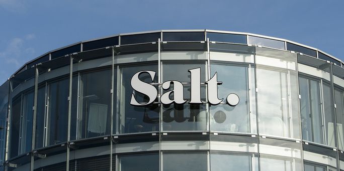 Bâtiment en verre de Salt sous un ciel bleu partiellement nuageux.
