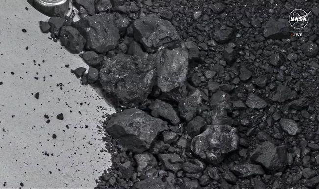 In der Probe von Asteroid Bennu wurden Spuren von Wasser und Kohlenstoff nachgewiesen.