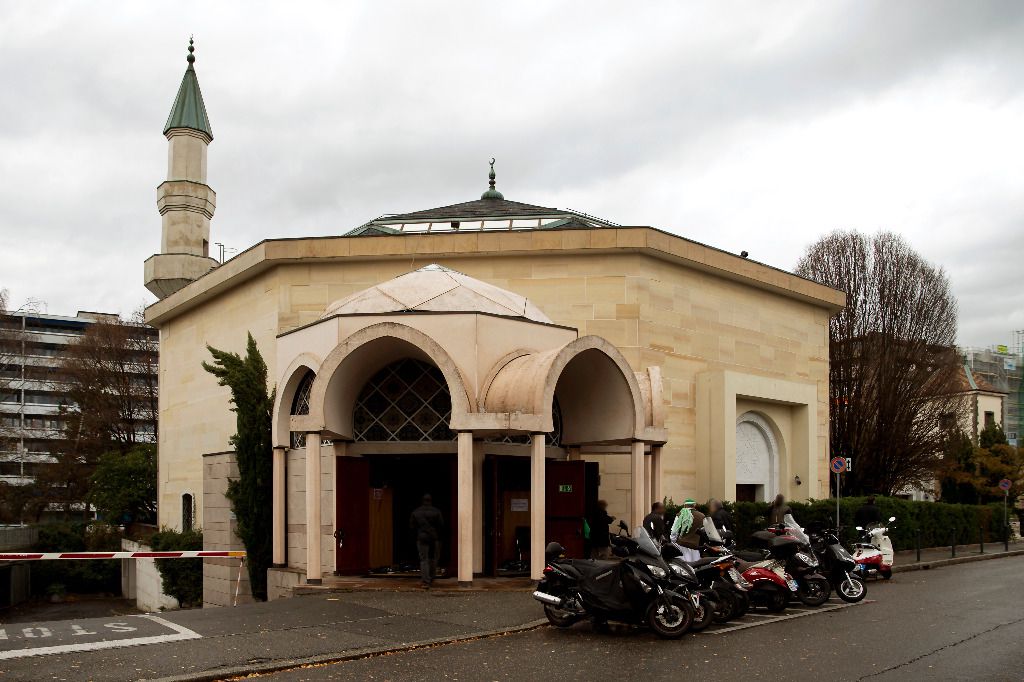 Fiché S, l’agent de sécurité de la mosquée réagit