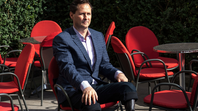 Natürliche Beine würde er dankend ablehnen: Hugh Herr beim Besuch in Kloten. Foto: Reto Oeschger