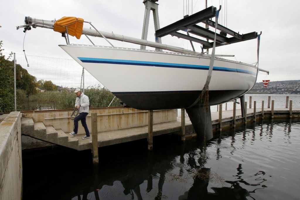 Auf Knopfdruck hievt der Kran das Boot aus dem Wasser ZürichseeZeitung