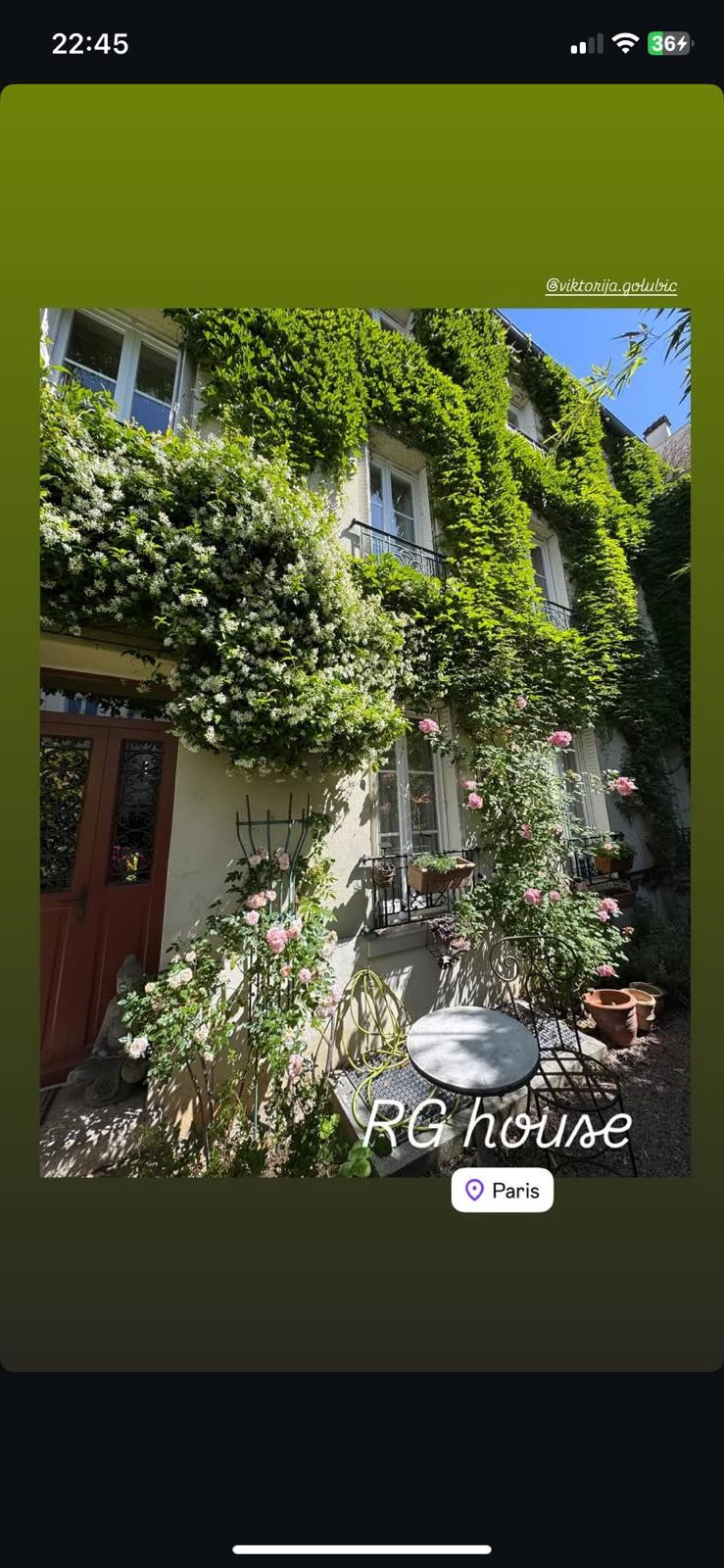 An oasis in the hectic Paris.This is how Golubic and Teichmann live. A house covered with ivy and flowering plants with red doors and a cozy terrace in Paris.