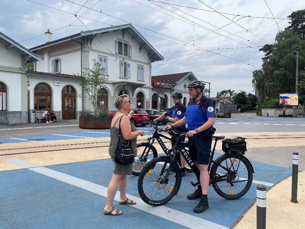 Depuis le 12 juin, trois policiers circulent à vélo (ici à la gare d’Aigle). La patrouille en est encore au stade de projet-pilote, qui se développera dans les prochaines années. 
