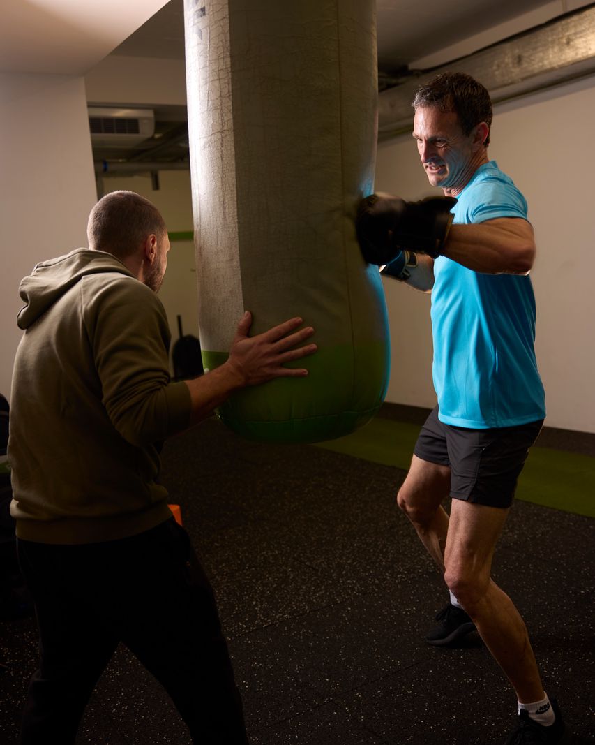 Lausanne, le 1 février 2024. Témoignage de Blaise Reymondin qui a revu son style de vie et qui s’est mis au sport. Ici pendant son entrainement de boxe avec Nuno Goncalves, son coach.    Photo Yvain Genevay / Le Matin Dimanche
