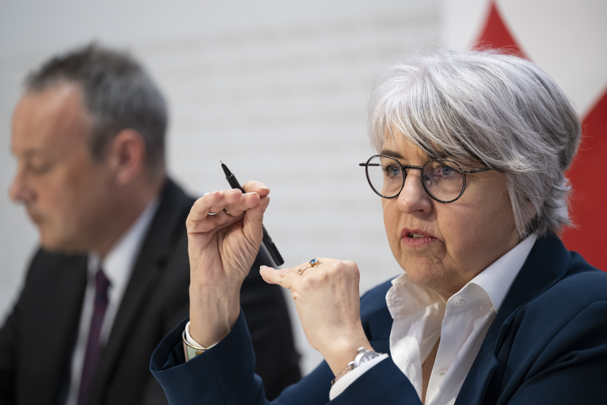 Bundesraetin Elisabeth Baume-Schneider, rechts, spricht neben Stephane Rossini, Leiter des Bundesamts fuer Sozialversicherungen (BSV), links, an einer Medienkonferenz ueber die Umsetzung der Initiative fuer eine 13. AHV-Rente, am Mittwoch, 27. Maerz 2024, im Medienzentrum Bundeshaus in Bern. (KEYSTONE/Anthony Anex)