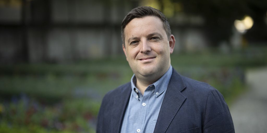 Der Buendner Nationalrat Jon Pult (SP) posiert fuer ein Portrait, aufgenommen am Montag, 21. August 2023, im Fontanapark in Chur. (KEYSTONE/Gian Ehrenzeller)