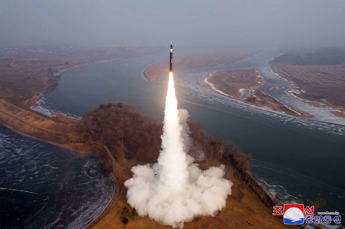 Start einer Rakete an einem unbekannten Ort in Nordkorea, veröffentlicht von der KCNA am 7. Januar 2025. Im Hintergrund ist eine Flusslandschaft zu sehen.
