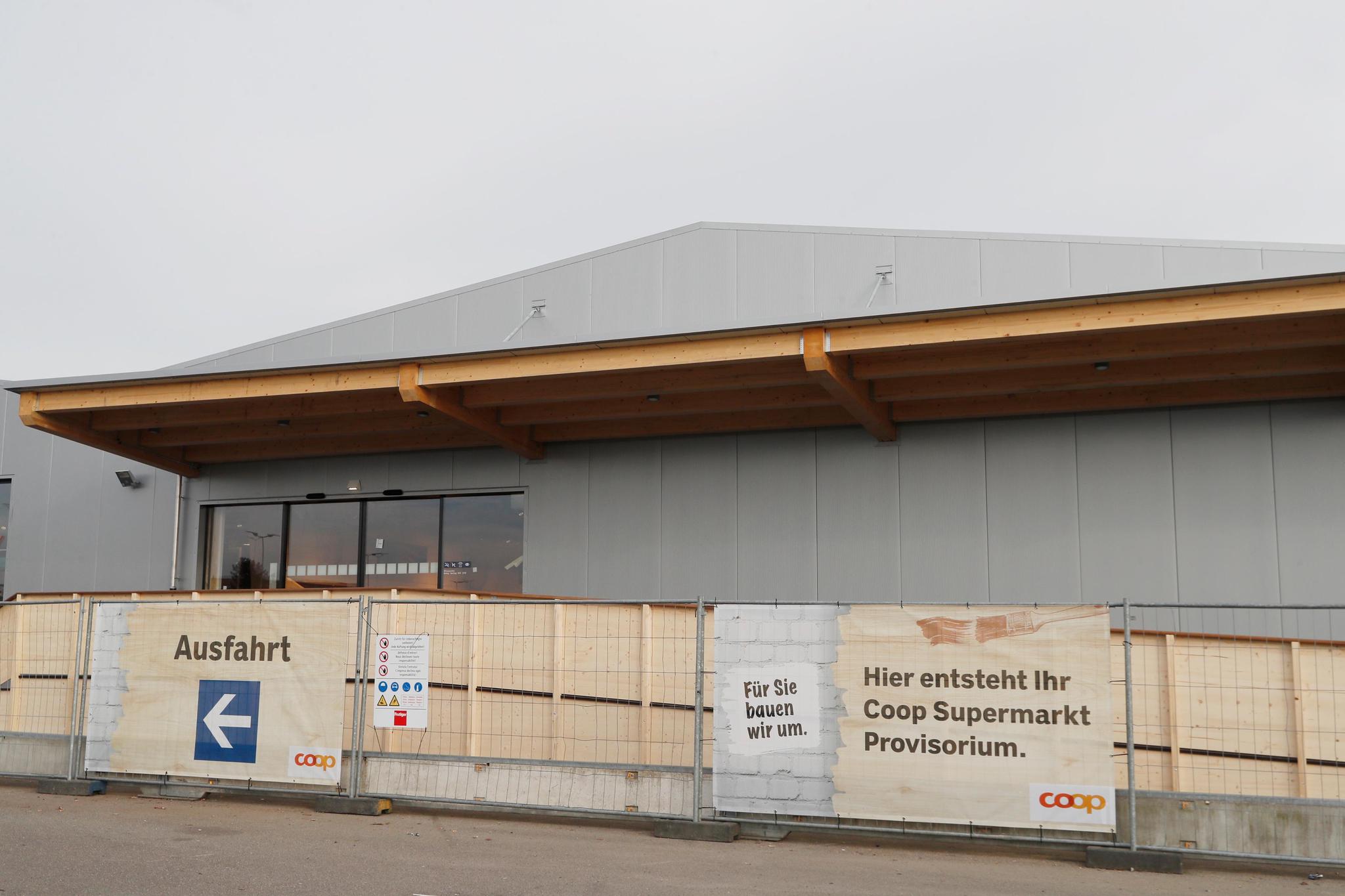 Der Coop Bachenbülach zieht in ein Provisorium, das auf dem Parkplatz vor der bestehenden Filiale aufgebaut wurde.
