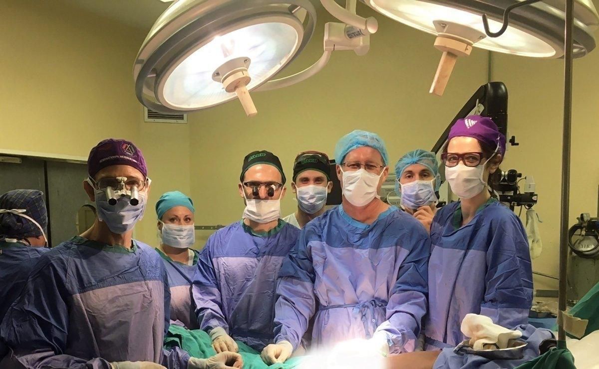 Ein Ärzteteam von der Stellenbosch University und dem Tygerberg Academic Hospital in Südafrika verhalf einem 40-Jährigen zu einem neuen Penis. Ein Ärzteteam von der Stellenbosch University und dem Tygerberg Academic Hospital in Südafrika verhalf einem 40-Jährigen zu einem neuen Penis.