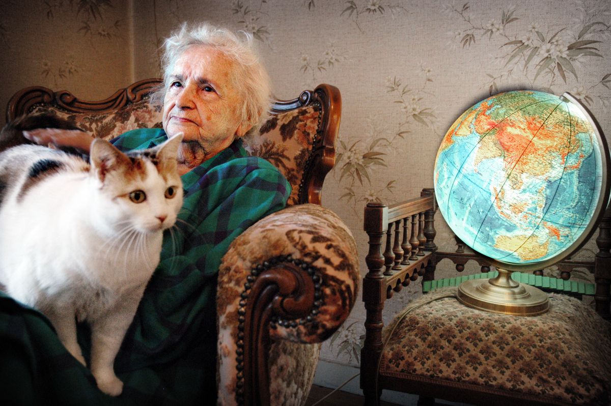 SUISSE GENEVE CANTON GENEVE VILLE 20051026     Genève: Madeleine Eberlin, 88 ans, habitante de Saint-Jean, a placardé (sans succès) une petite annonce dans son immeuble afin de trouver un colocataire qui veuille bien partager son appartement de 4 pièces et lui tenir compagnie.       (IUNCKER STEEVE/EDIPRESSE)