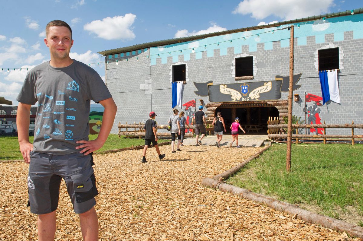 Quentin Francillon, président du comité d'organisation du Giron du Centre 2022, devant le Caveau des Anciens, devenu à Daillens le Château des Anciens, une construction sur deux étages.