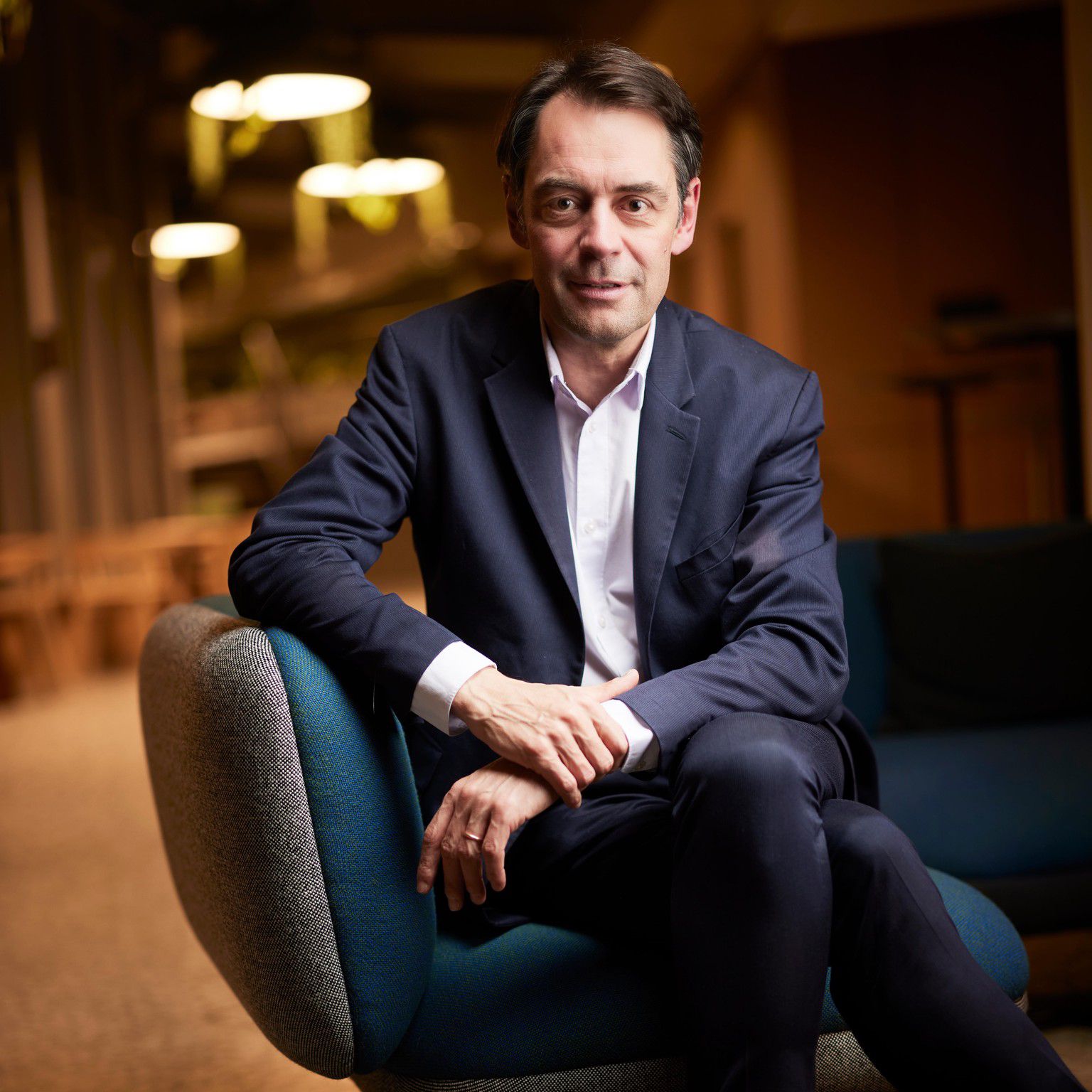 Pascal Crittin, directeur de la RTS, assis sur un fauteuil lors d’une interview à Lausanne, le 29 novembre 2023. Photo de Yvain Genevay.
