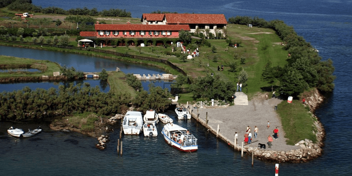 Steht-zum-Verkauf-Knapp-3-Millionen-f-r-eine-eigene-Insel-im-Mittelmeer-inklusive-Restaurant-und-Fischfarm