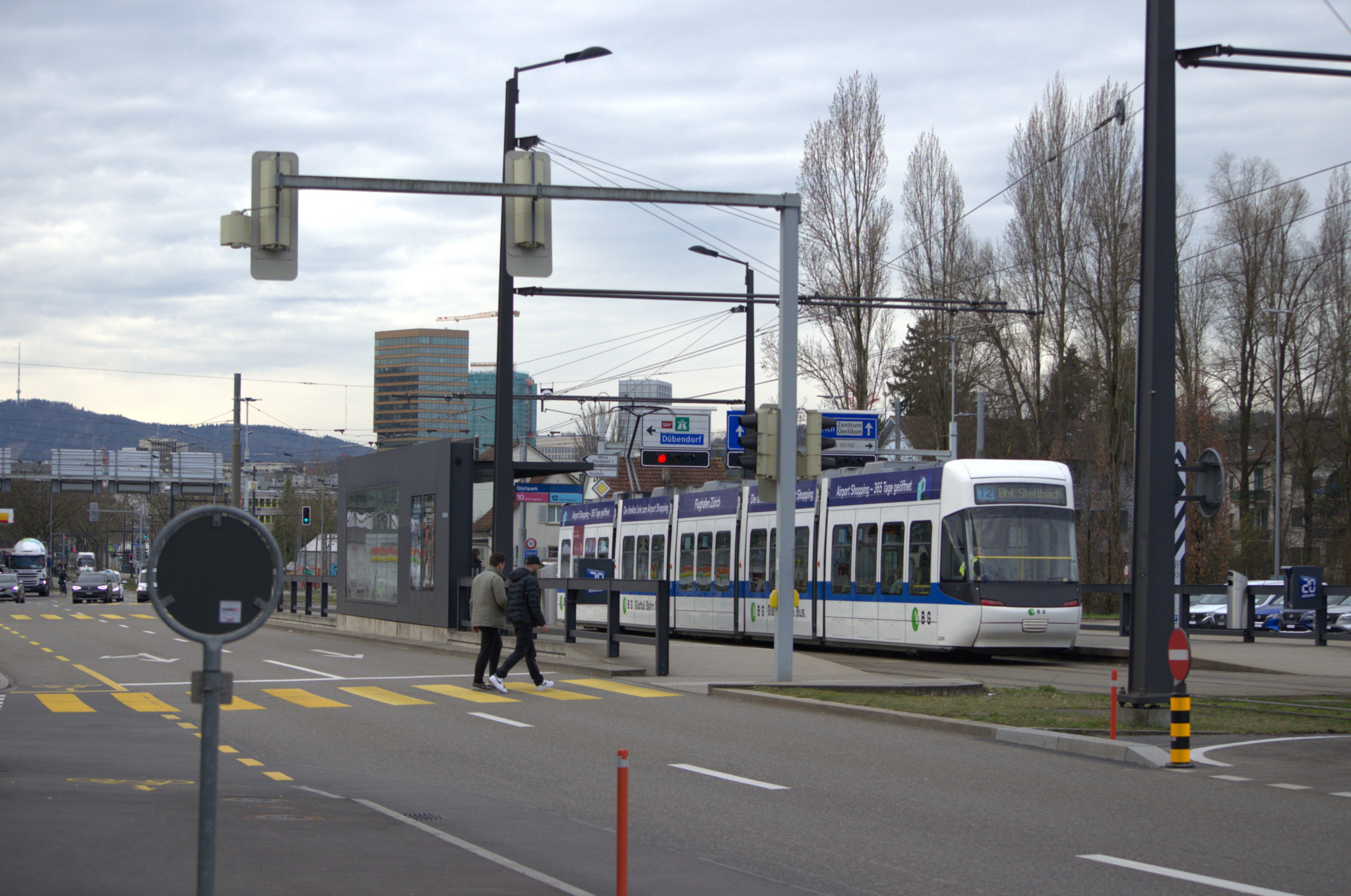 Tram kollidiert beim Glattpark mit Polizeipatrouille