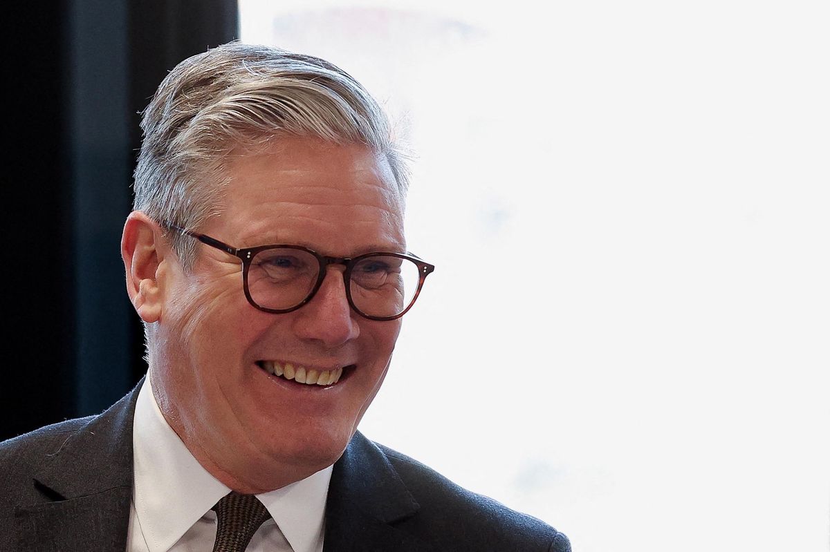 Le Premier ministre britannique Keir Starmer sourit lors d’une table ronde d’affaires au sommet Royaume-Uni-Irlande à Liverpool, le 6 mars 2025.