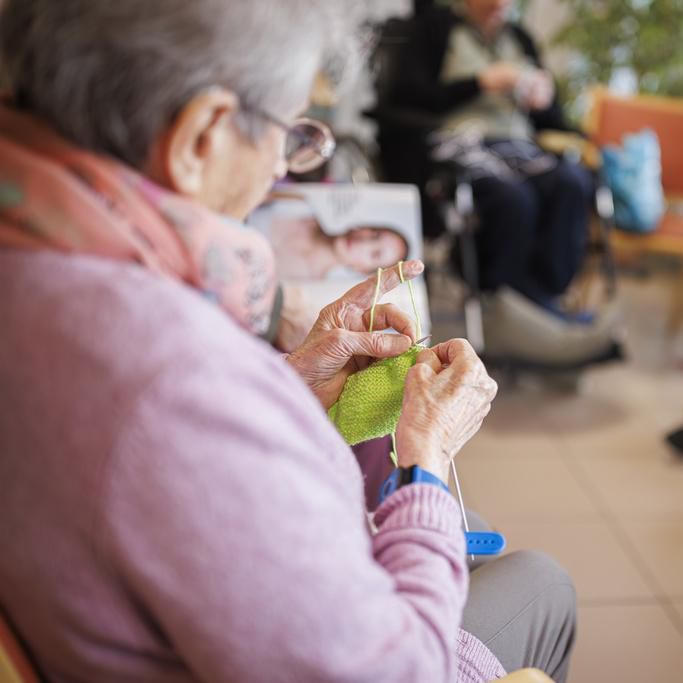 Des résidents tricotent à l’EMS Saint-François à Sion, participant à une activité le 22 janvier 2024, jour de la signature de la CCT pour les soins de longue durée.