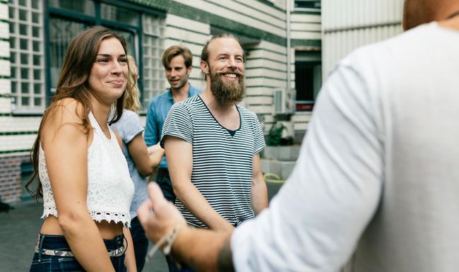 Begrüssungen können ganz schön verwirrend sein und zu peinlichen Momenten führen.