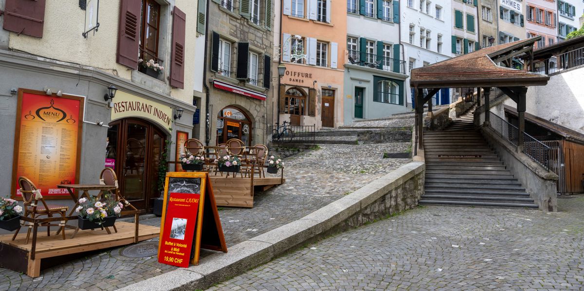 Le pied des escaliers du Marché à Lausanne.
