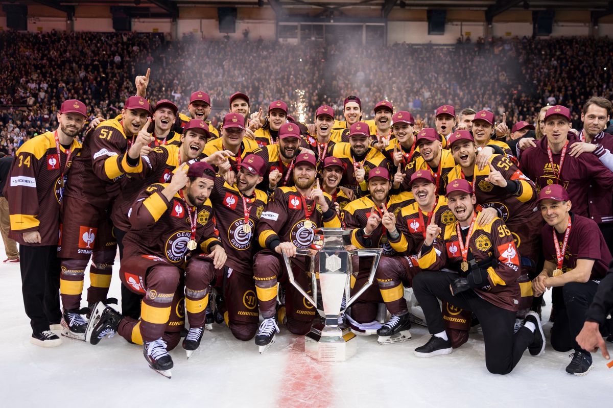 Les joueurs du GSHC avec la coupe de champion de la CHL 2024 apres le match entre les suisses du Geneve-Servette Hockey Club et les suedois de Skelleftea AIK lors de la finale de Champions Hockey League, le mardi 20 fevrier 2024 a la Patinoire des Vernets, a Geneve (Bastien Gallay / GallayPhoto)